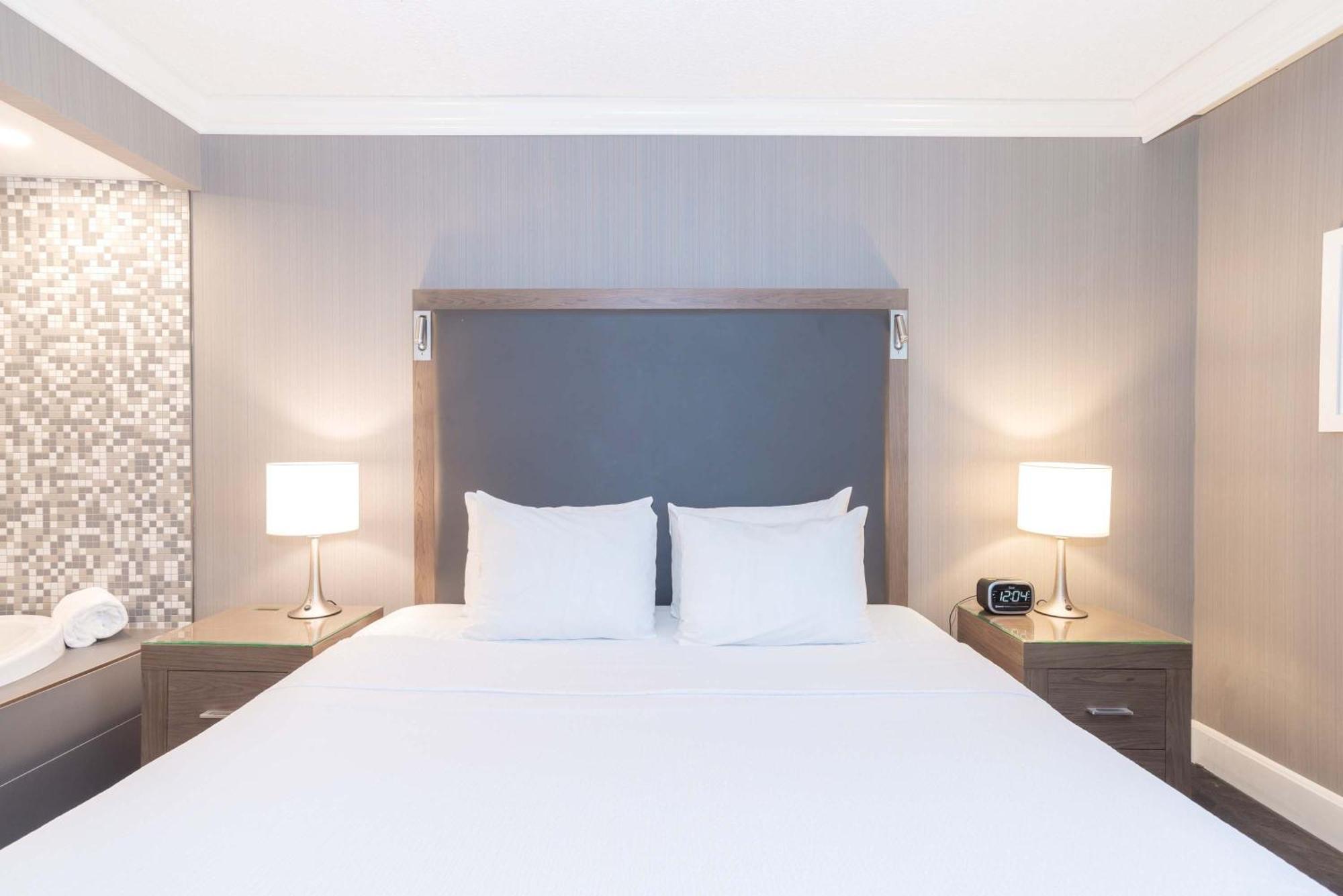 Sandman Signature Lethbridge Lodge Bagian luar foto