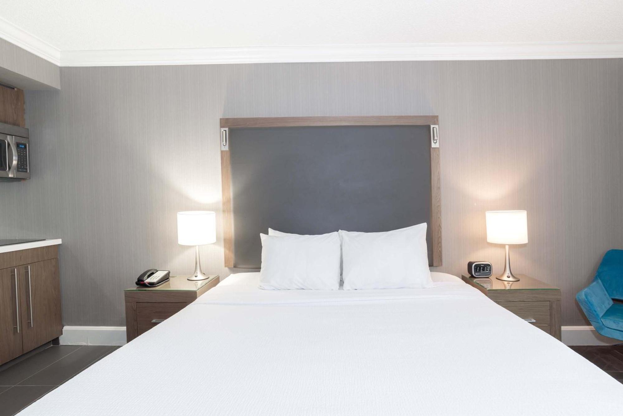 Sandman Signature Lethbridge Lodge Bagian luar foto