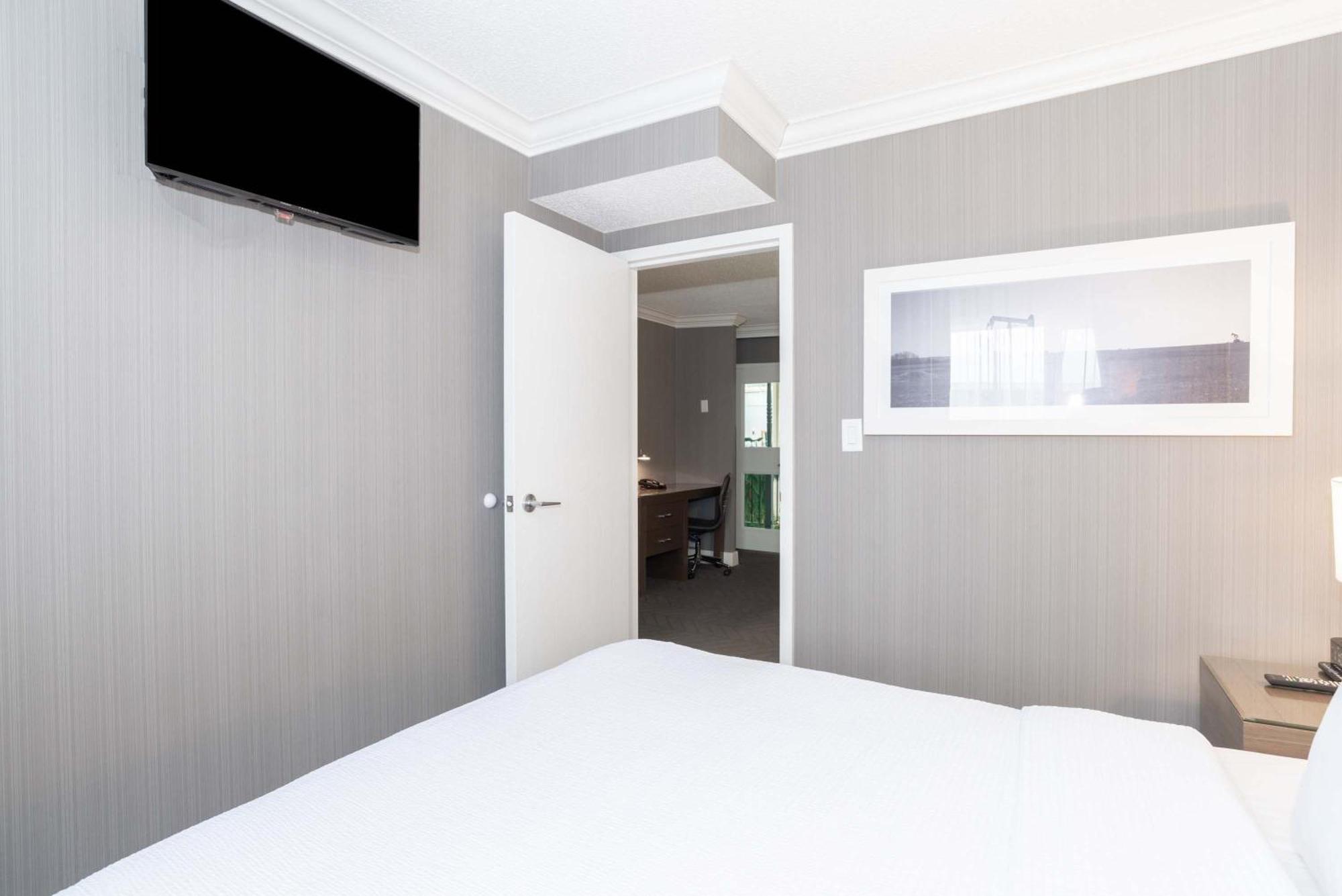 Sandman Signature Lethbridge Lodge Bagian luar foto