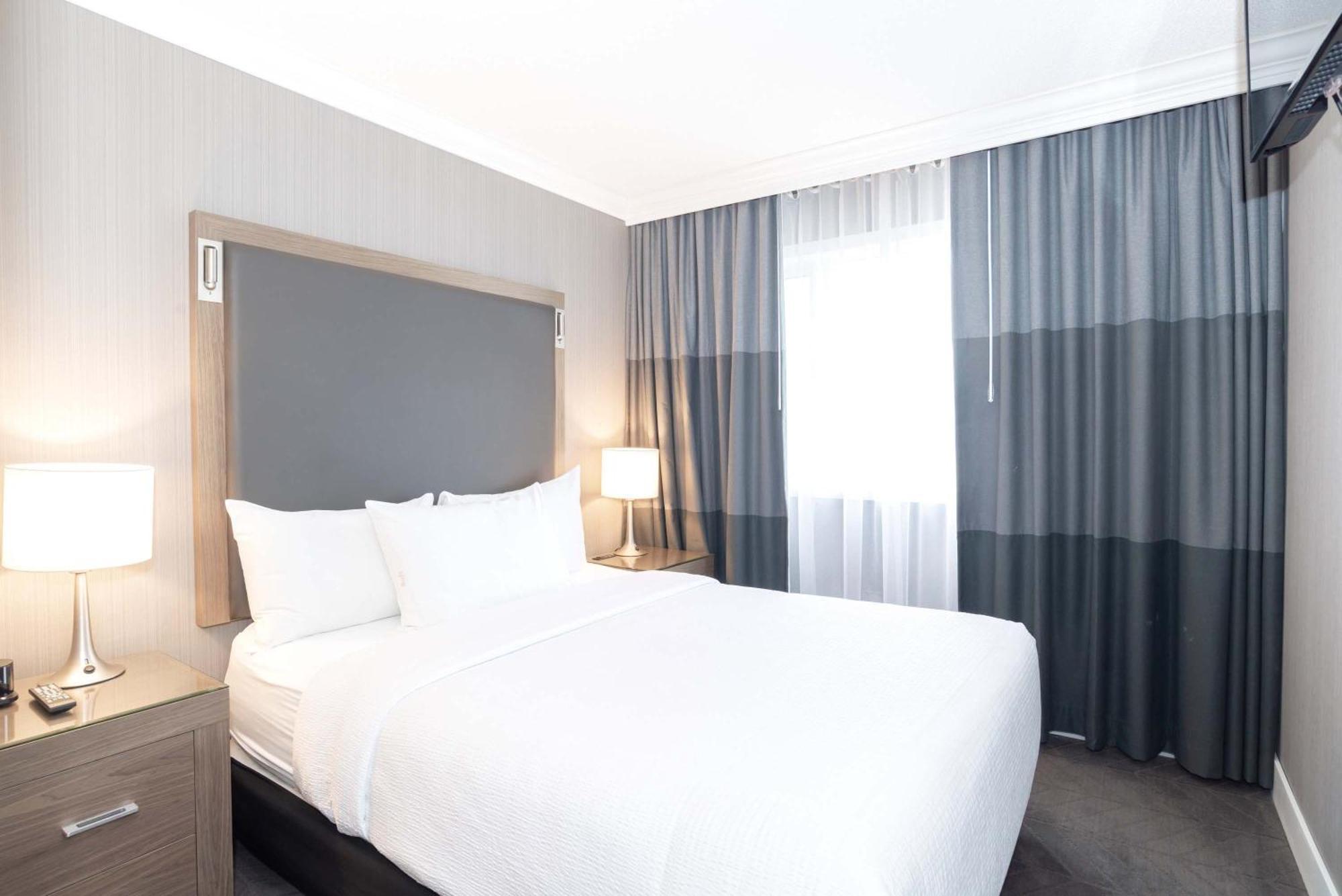 Sandman Signature Lethbridge Lodge Bagian luar foto