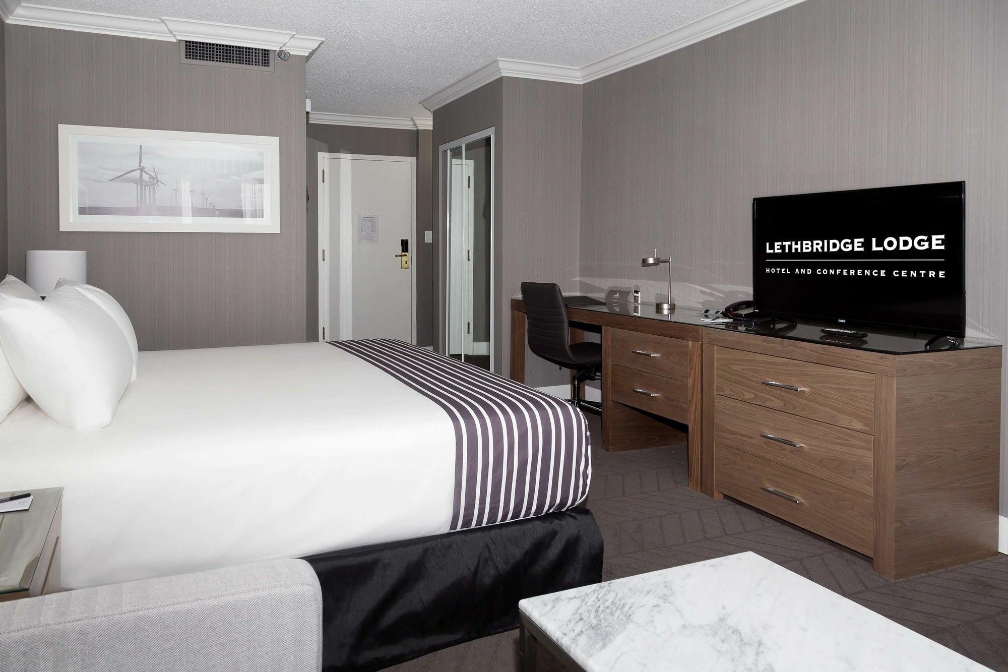 Sandman Signature Lethbridge Lodge Bagian luar foto